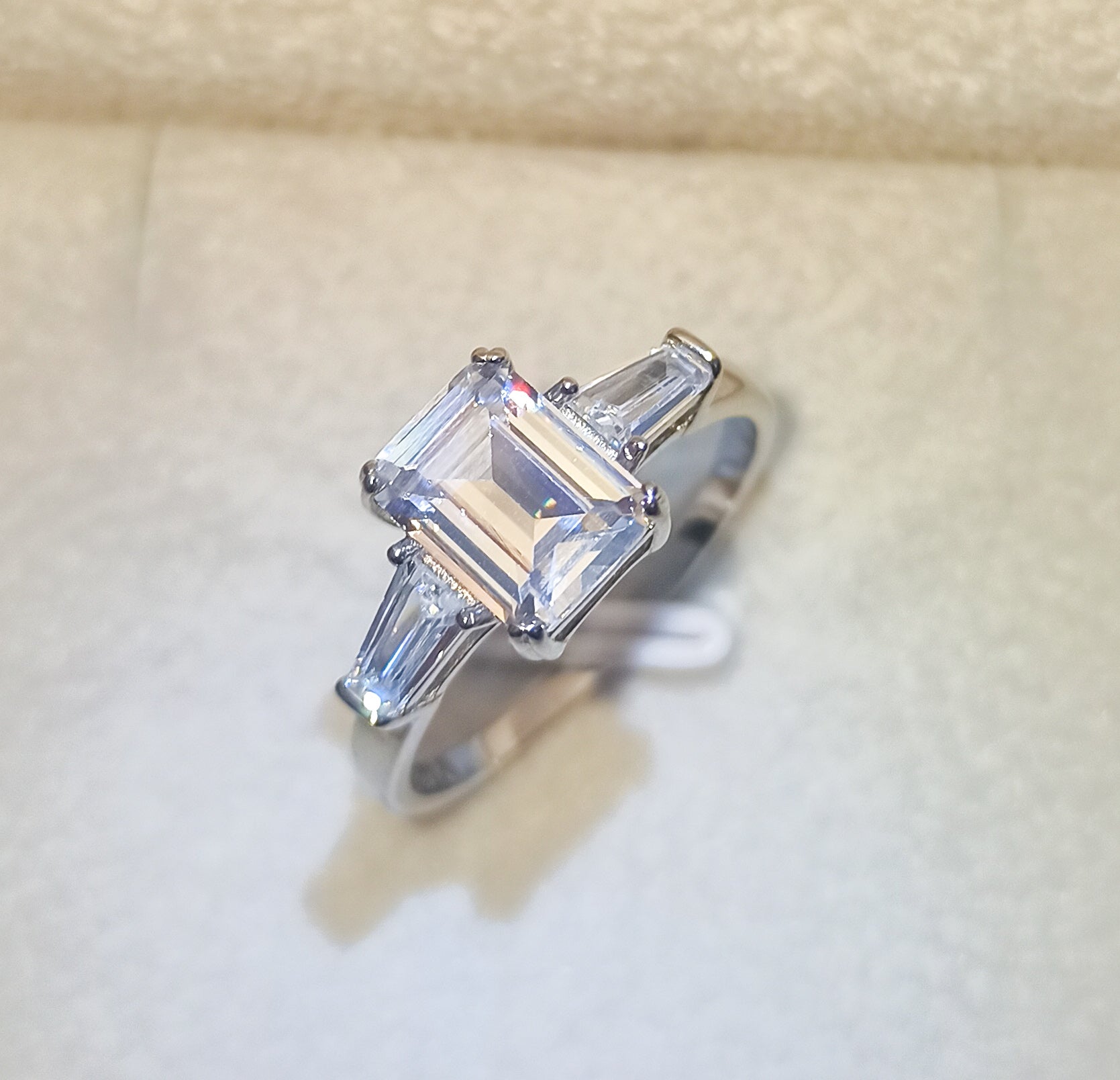 Anillo de plata de ley 925 con tres zirconias estilo rectangular de corte Esmeralda. - Aurora Boré
