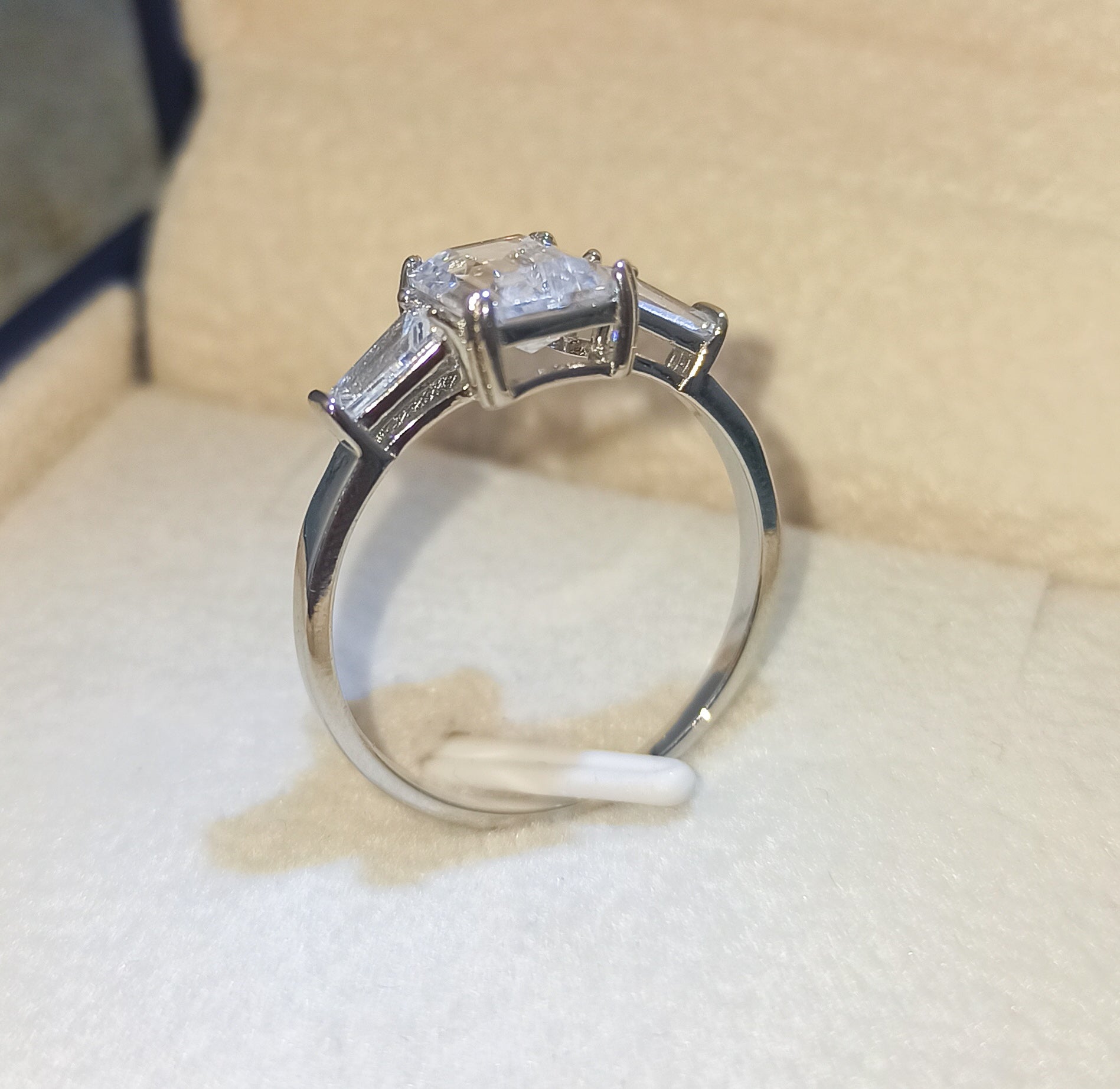 Anillo de plata de ley 925 con tres zirconias estilo rectangular de corte Esmeralda. - Aurora Boré