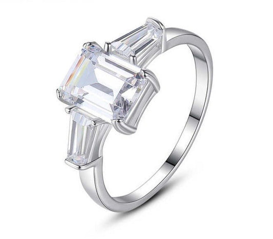 Anillo de plata de ley 925 con tres zirconias estilo rectangular de corte Esmeralda. - Aurora Boré
