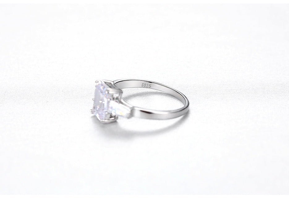 Anillo de plata de ley 925 con tres zirconias estilo rectangular de corte Esmeralda. - Aurora Boré