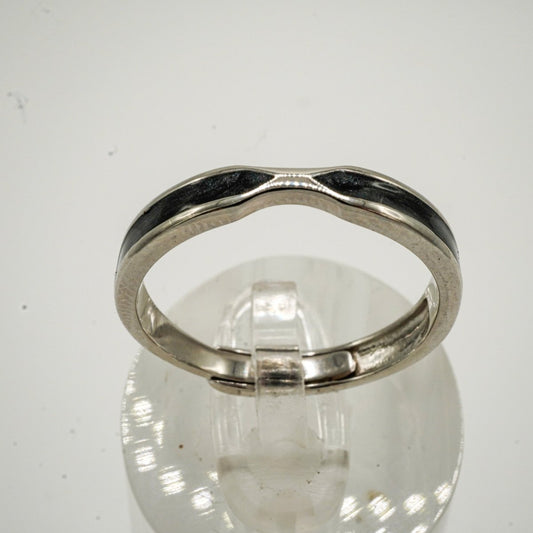 ✨ Anillo “Olas del Alma” – Plata 925 con esmalte negro y diseño ondulado
