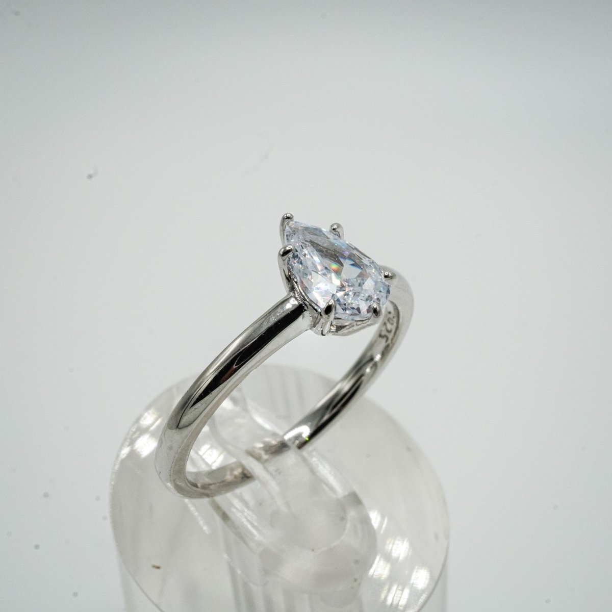 Anillo Solitario corte Pera en Plata con Zirconias Cúbicas con baño de Rodio