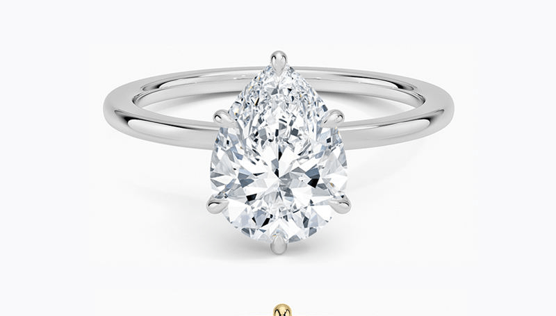 Anillo Solitario corte Pera en Plata con Zirconias Cúbicas con baño de Rodio