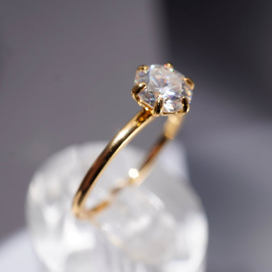 Anillo Solitario "Destello Eterno" en Plata 925 con baño Oro 18K y Moissanite