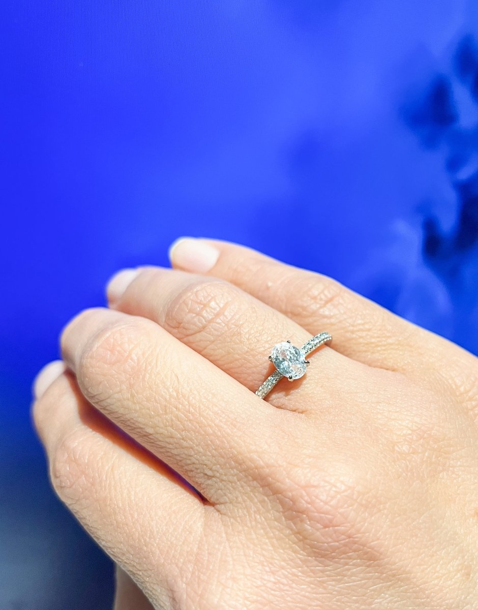 Anillo Solitario Ovalado en Plata con Zirconias Cúbicas - Aurora Boré