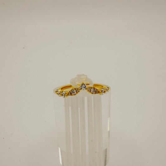 Anillo "V Dorado Luminoso" en Plata 925 con baño de Oro 18K