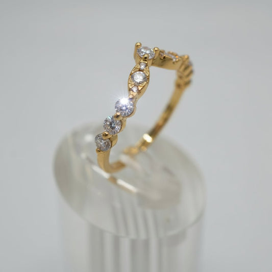 Anillo "V Dorado Luminoso" en Plata 925 con baño de Oro 18K