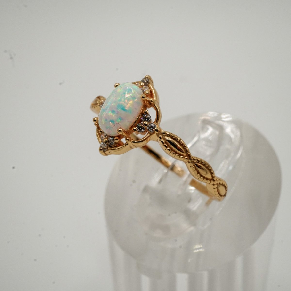 Anillo Vintage con diseño Infinito y Opalo