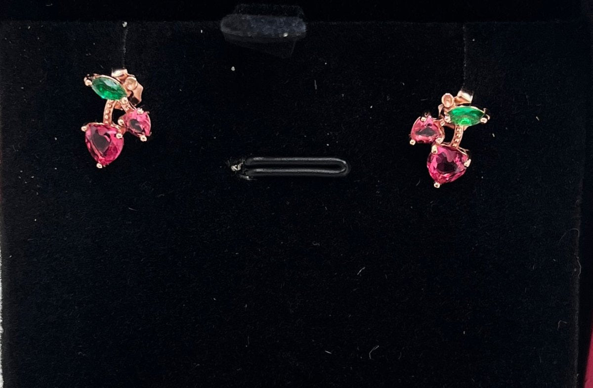 Aretes con detalles en cereza de colores brillantes, en plata de ley 925 con baño de oro rosa