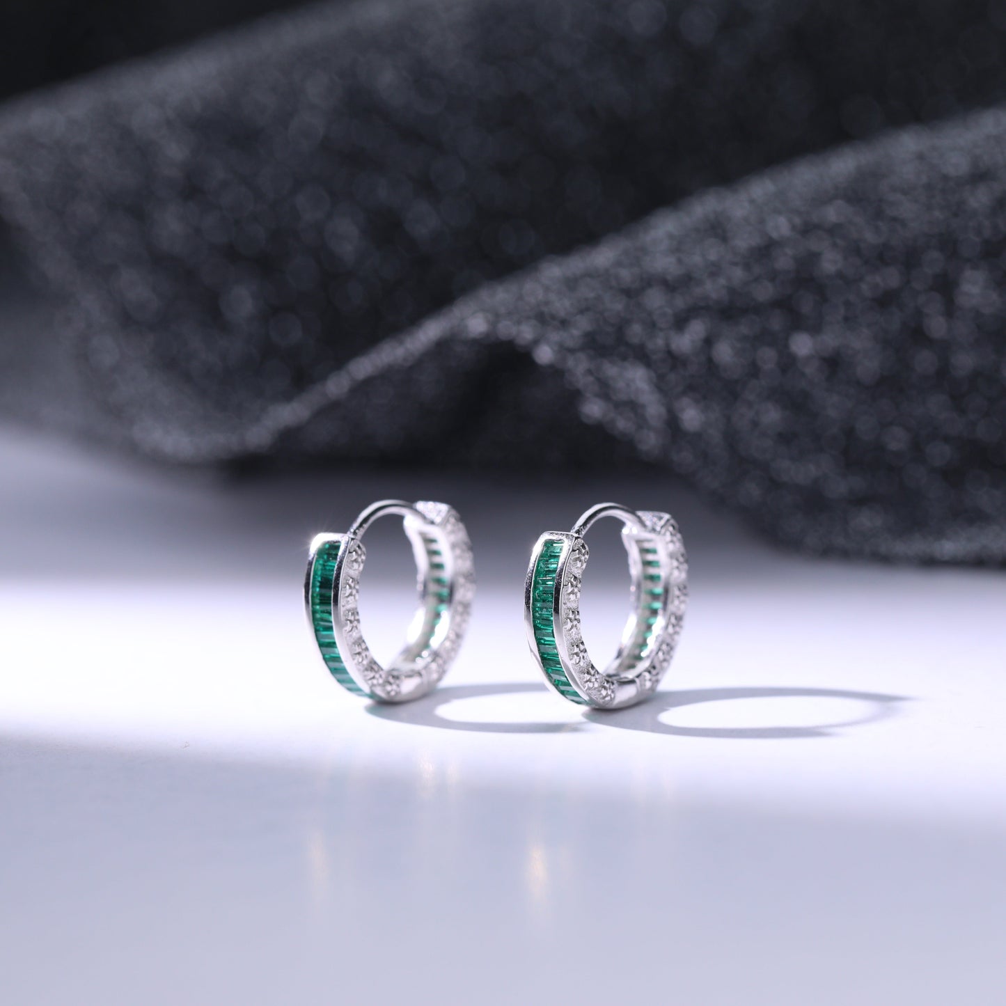 Aretes con diseño de argolla y zircona en color esmeralda - Aurora Boré