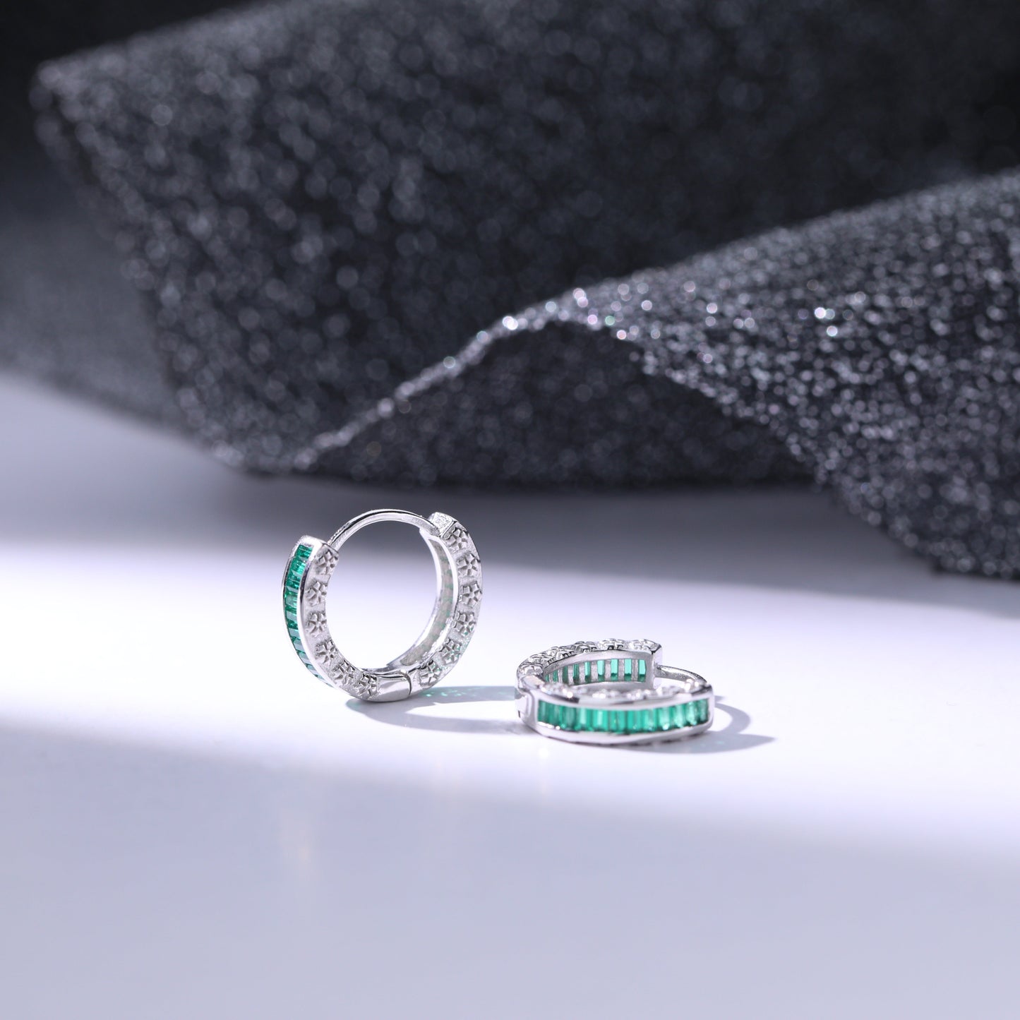 Aretes con diseño de argolla y zircona en color esmeralda - Aurora Boré