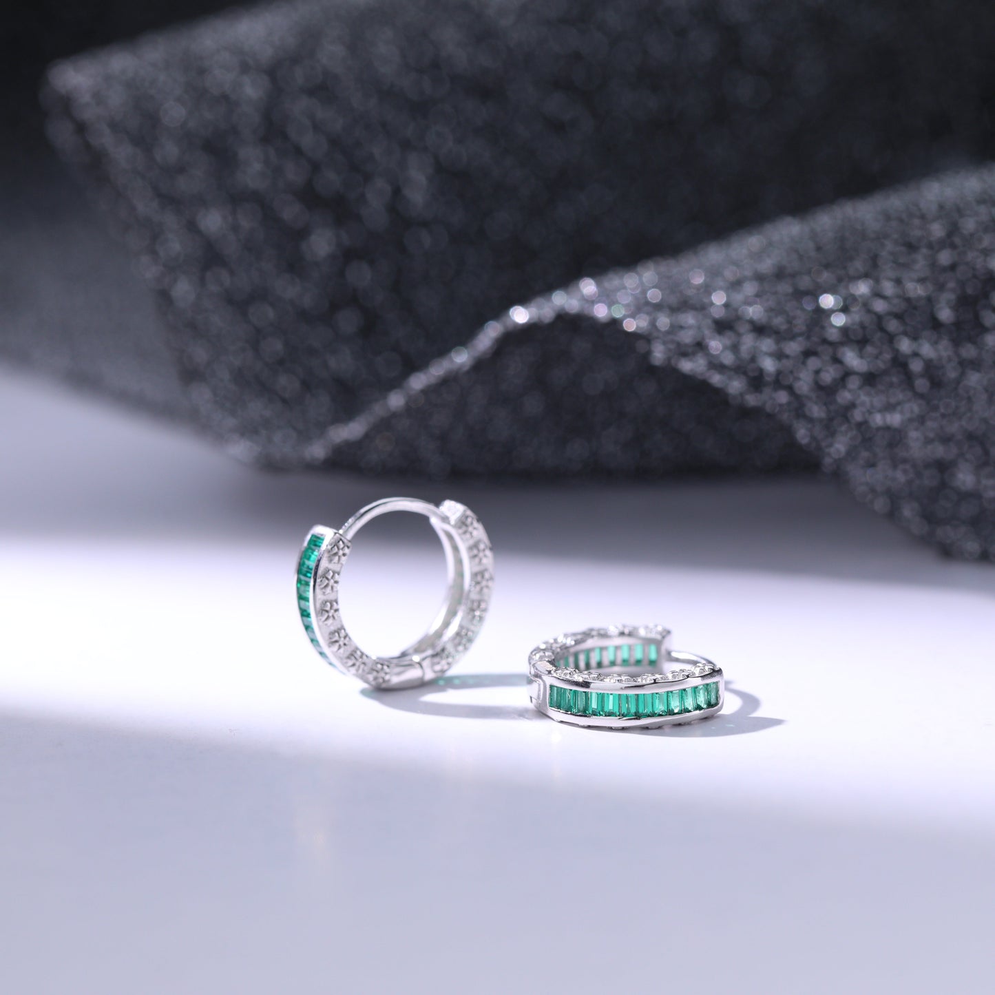 Aretes con diseño de argolla y zircona en color esmeralda - Aurora Boré
