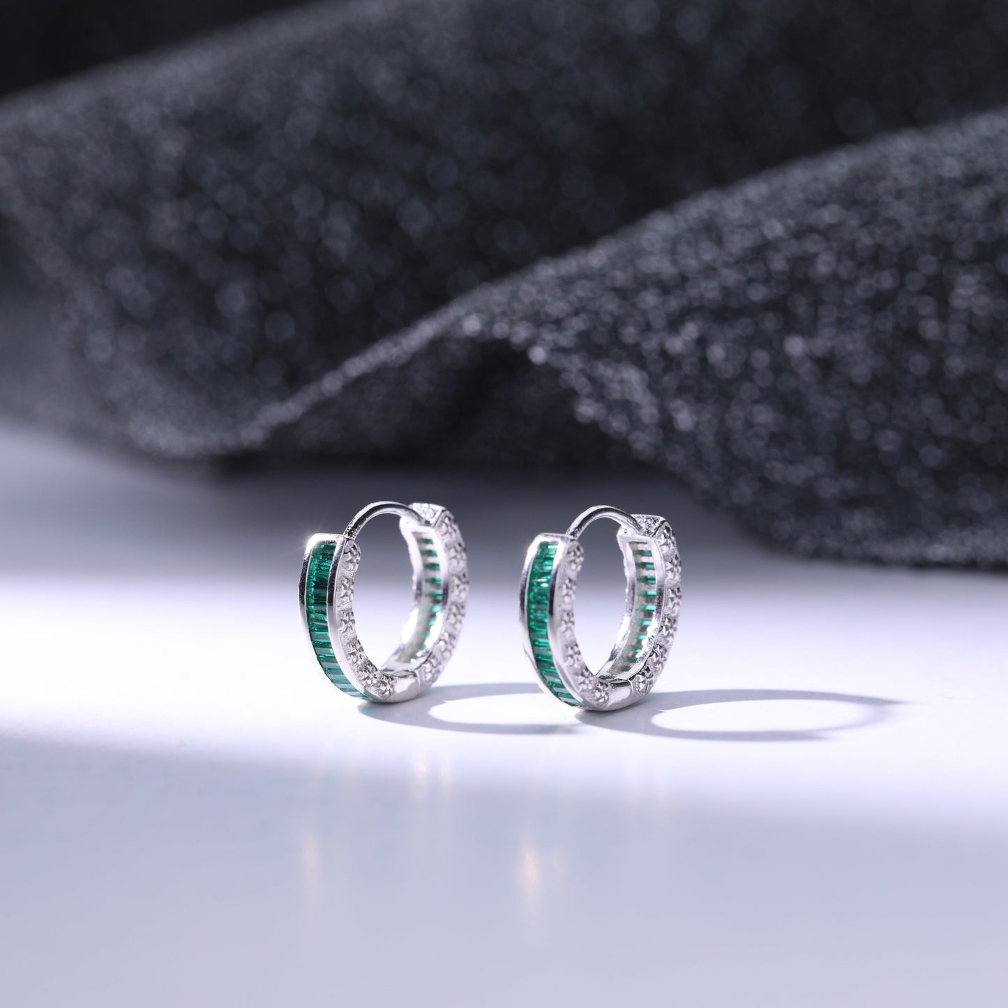 Aretes con diseño de argolla y zircona en color esmeralda - Aurora Boré