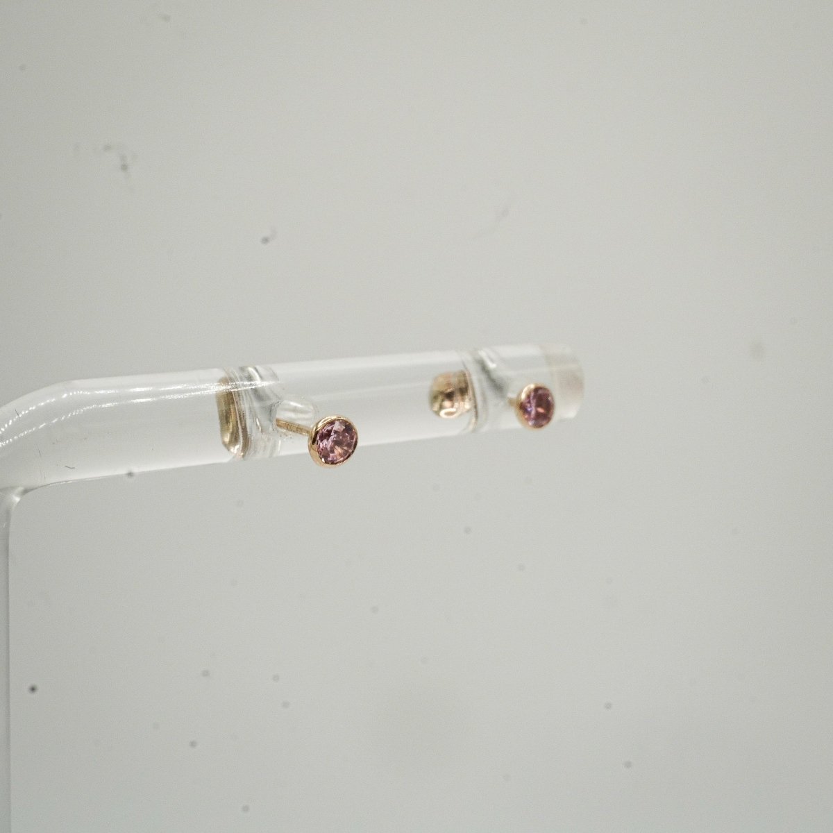 Aretes de Bebé en Oro 10K con Rosca – Tope Bolita