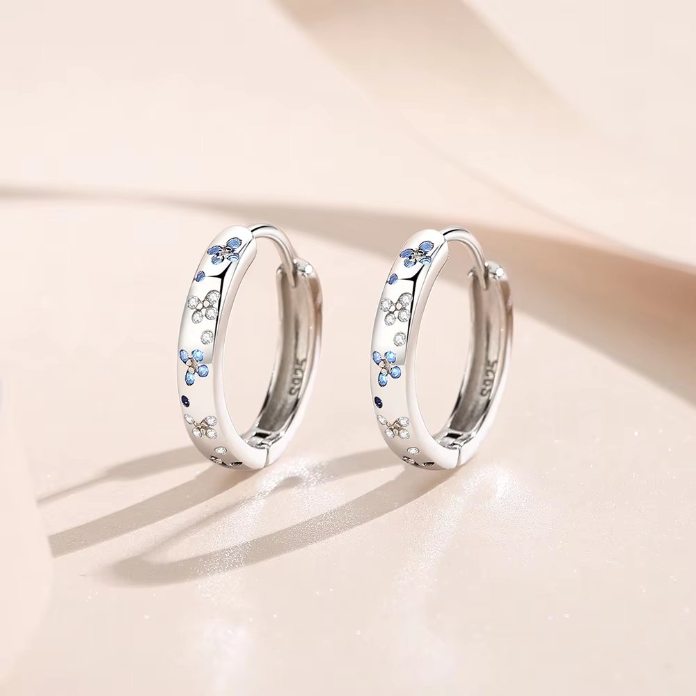 Aretes estilo argolla con incrustaciones de mariposa