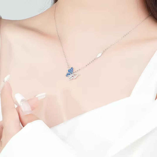 Collar con un diseño moderno de mariposa, fabricado en plata 925 - Aurora Boré