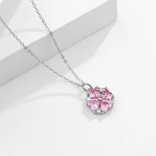Collar de plata con un trébol de cuatro hojas y zirconias rosadas y blancas, brilla en cualquier ocasión - Aurora Boré