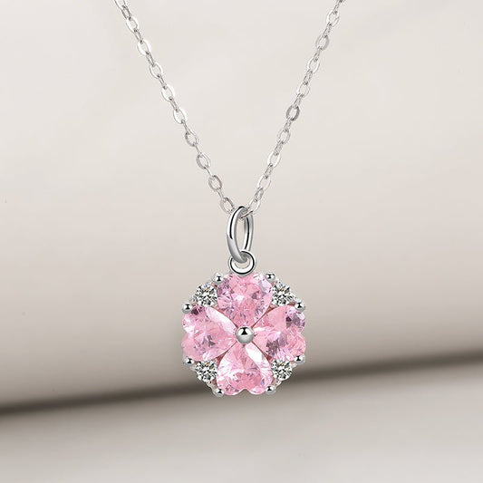 Collar de plata con un trébol de cuatro hojas y zirconias rosadas y blancas, brilla en cualquier ocasión - Aurora Boré