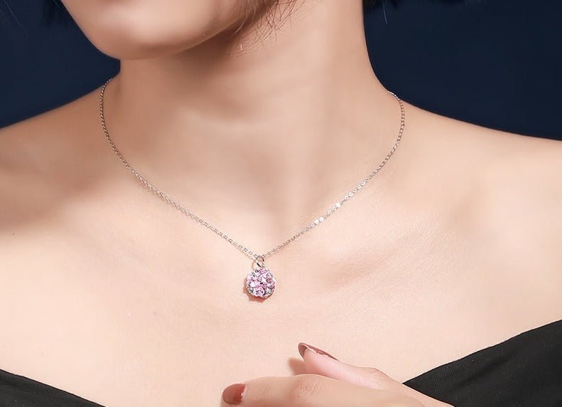 Collar de plata con un trébol de cuatro hojas y zirconias rosadas y blancas, brilla en cualquier ocasión - Aurora Boré