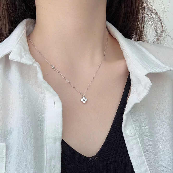 Collar en forma de trébol blanco de cuatro hojas hecha de plata 925 Gold Rose - Aurora Boré
