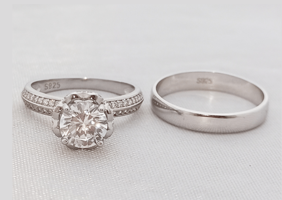 Combina plata 925 con zircónicas para crear un cuento de amor con este dúo. Argolla de boda clásica para dama, ideal para cualquier momento. - Aurora Boré