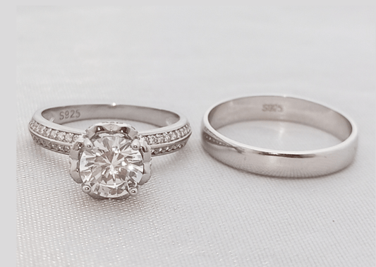 Combina plata 925 con zircónicas para crear un cuento de amor con este dúo. Argolla de boda clásica para dama, ideal para cualquier momento. - Aurora Boré