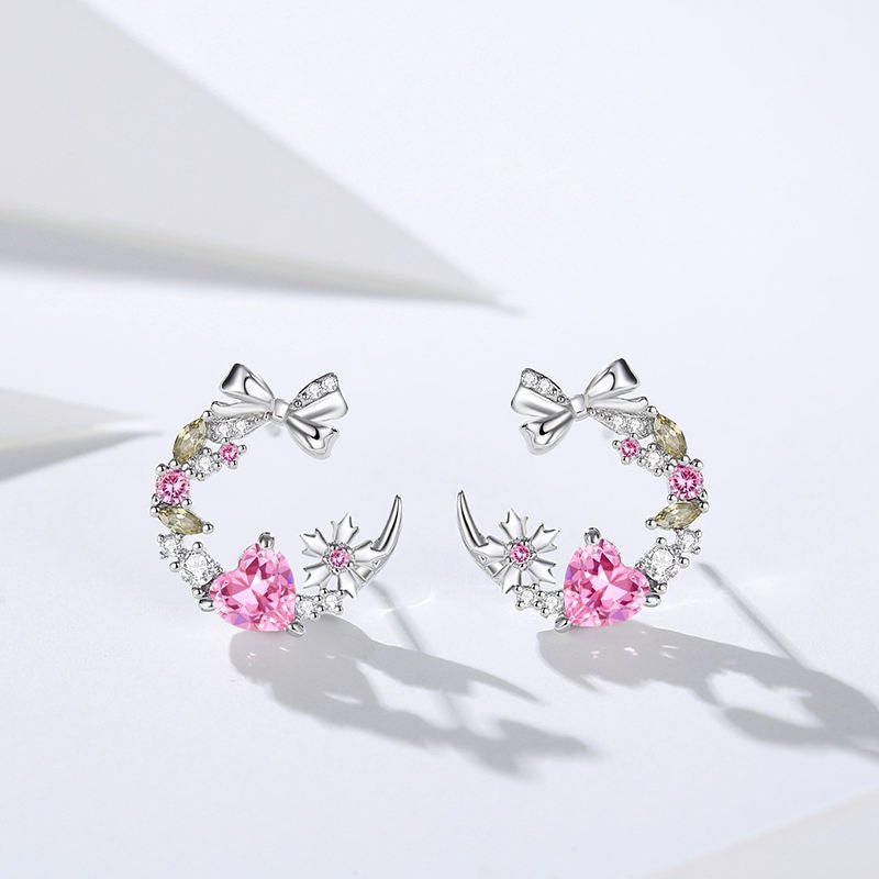 Conjunto de joyería con exquisito collar, fascinante dije y delicados aretes de corazón adornados con circonitas rosadas - Aurora Boré