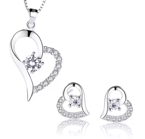 Conjunto incluye una cadena, un dije y unos aretes clásicos con forma de corazón - Aurora Boré