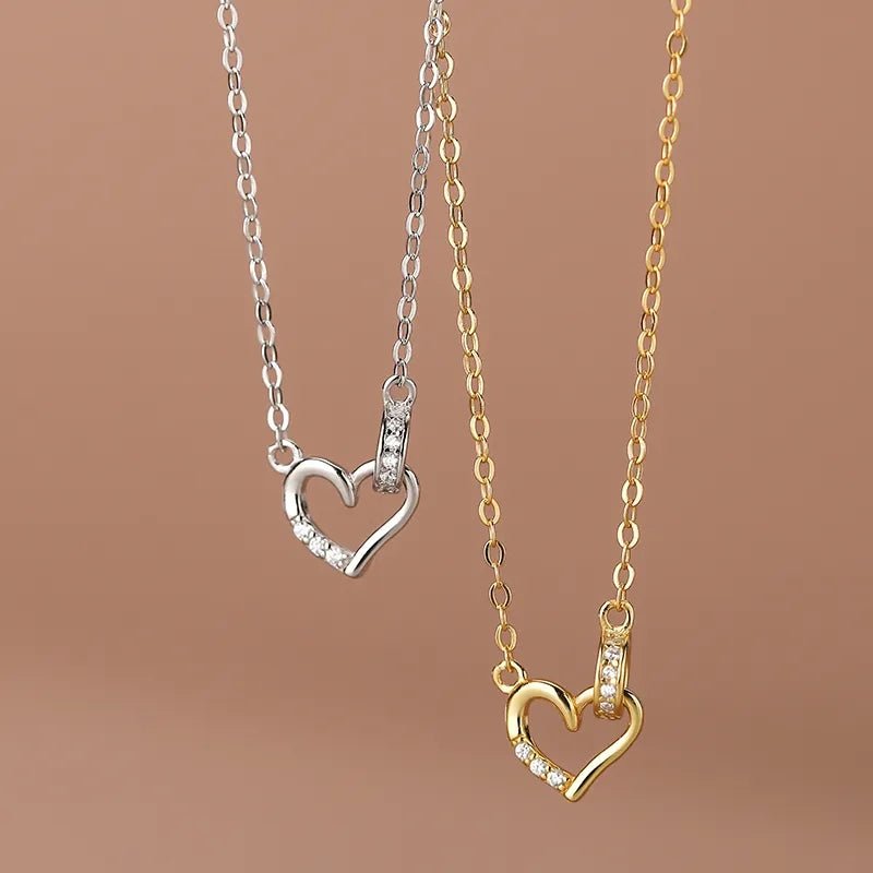 Disfruta la elegancia de estajoya de plata18K bañada en oro de 925. Diseño de círculos entrelazados con corazón de zirconia blanca, ideal para un look con estilo. - Aurora Boré