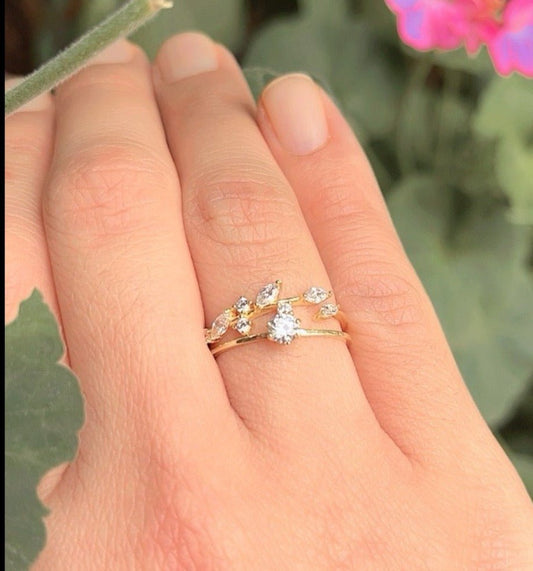 Dúo de anillos clásico con zirconia cubica brillante acompañado de un anillo de hojas de olivo con zirconias brillantes. - Aurora Boré