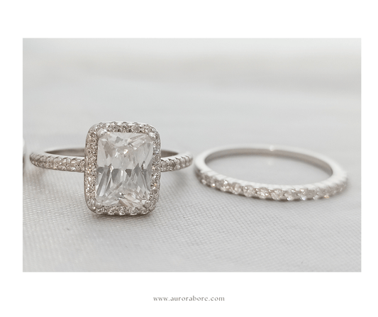 Dúo hecho con plata 925 y adornado con zirconia cúbica rectangular, este anillo es hermoso y versátil. Su belleza sutil marca la diferencia. - Aurora Boré
