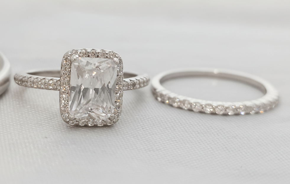 Dúo hecho con plata 925 y adornado con zirconia cúbica rectangular, este anillo es hermoso y versátil. Su belleza sutil marca la diferencia. - Aurora Boré