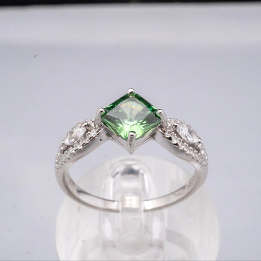 Anillo “Verde Majestuoso” – Plata 925 con Zirconia tipo Esmeralda - Aurora Boré