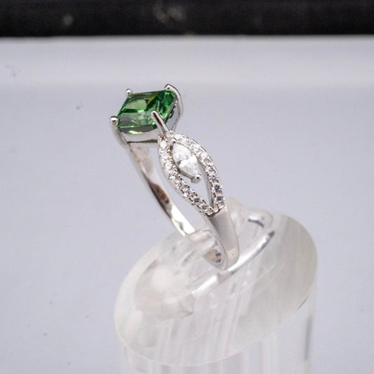 Anillo “Verde Majestuoso” – Plata 925 con Zirconia tipo Esmeralda - Aurora Boré