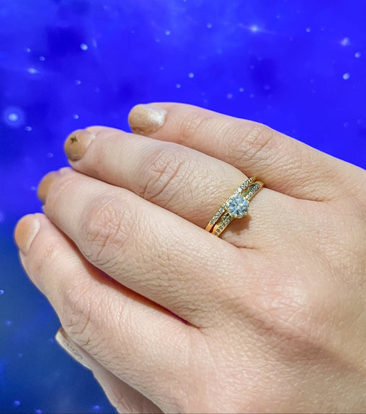 Elegante y de calidad superior, este anillo Duo de Plata 925 con Baño de Oro 14K es una joya clásica y sofisticada.