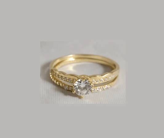Elegante y de calidad superior, este anillo Duo de Plata 925 con Baño de Oro 14K es una joya clásica y sofisticada. - Aurora Boré