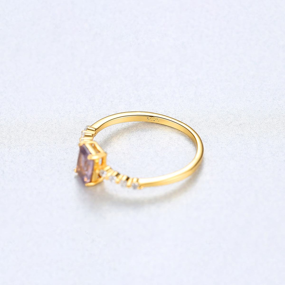 ✨ Anillo "Aurora Mística Lila" – Plata 925 con Baño de Oro y Piedra Lila Corte Esmeralda - Aurora Boré