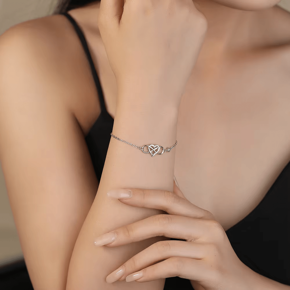 Pulsera en plata 925 bañada en rodio 925 con zirconias Cz y diseño de corazón infinito. Regalo único para el ser querido.