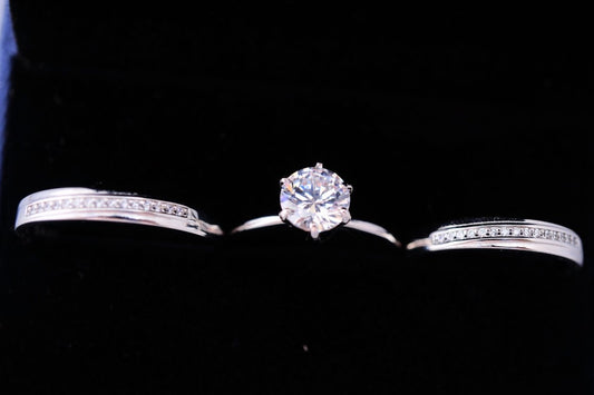 Trío único: Anillo de solitario con zirconia en Plata 925 y una zirconia de 7mm, y argollas con zirconias. - Aurora Boré