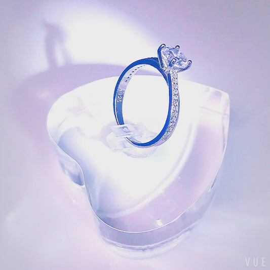 Anillo "Clásico de Amor" en Plata 925 con Zirconia Central y Detalles Laterales