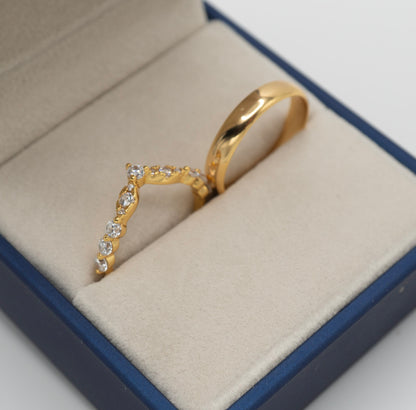 Dúo de anillos dorados: anillo V con zirconias brillantes y argolla clásica en oro 18K
