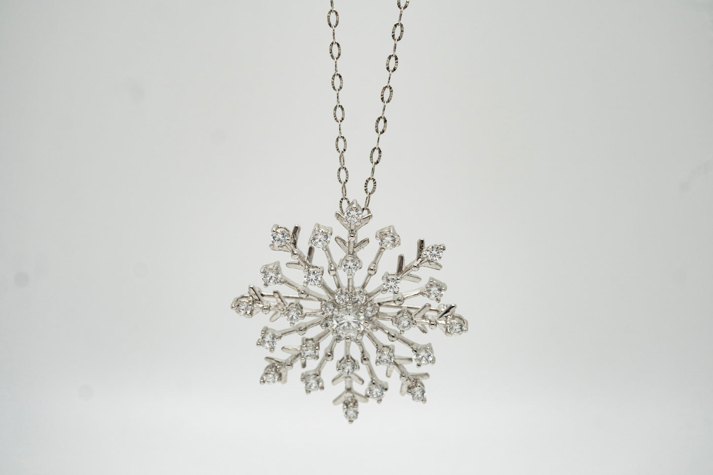 Cadena con colgante de copo de nieve en plata 925 y zirconias brillantes.