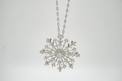 Cadena con colgante de copo de nieve en plata 925 y zirconias brillantes.