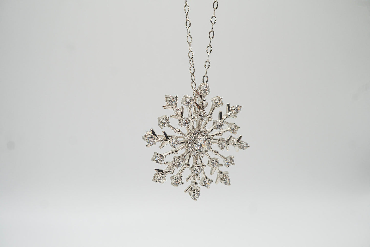 Cadena con colgante de copo de nieve en plata 925 y zirconias brillantes.