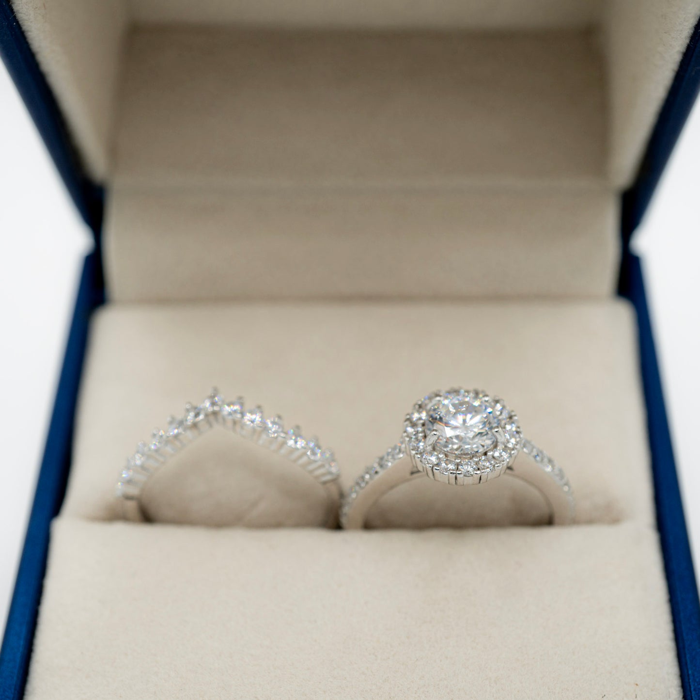 Dúo de anillos halo de amor en plata 925 con piedras de circonita brillante.