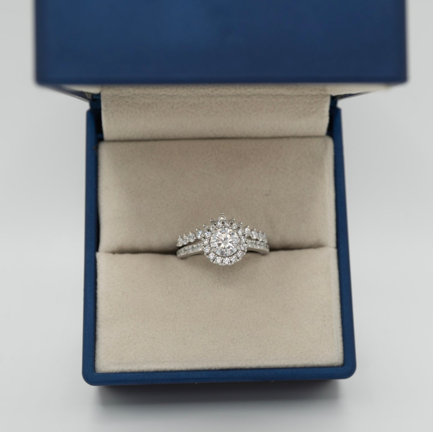 Dúo de anillos halo de amor en plata 925 con piedras de circonita brillante.