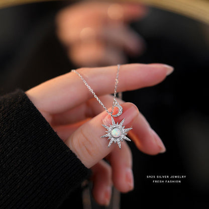 Encantador collar de  estrella de ocho puntas y media luna adornada con piedra de ópalo y zirconias.