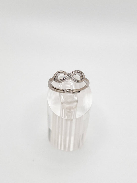 Anillo en forma de Infinito, Material Plata 925 y Zirconias