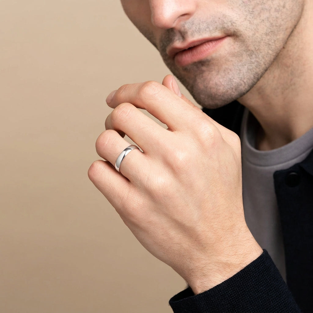 Anillo Clásico en Plata 925 con Baño de Rodio – Banda 4 mm
