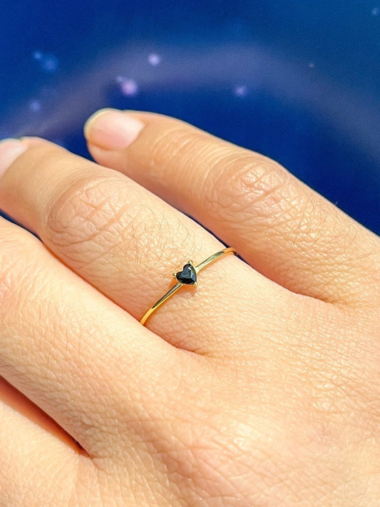 Anillo Ajustable en Plata 925 con baño de Oro con Piedra Negra en Forma de Corazón